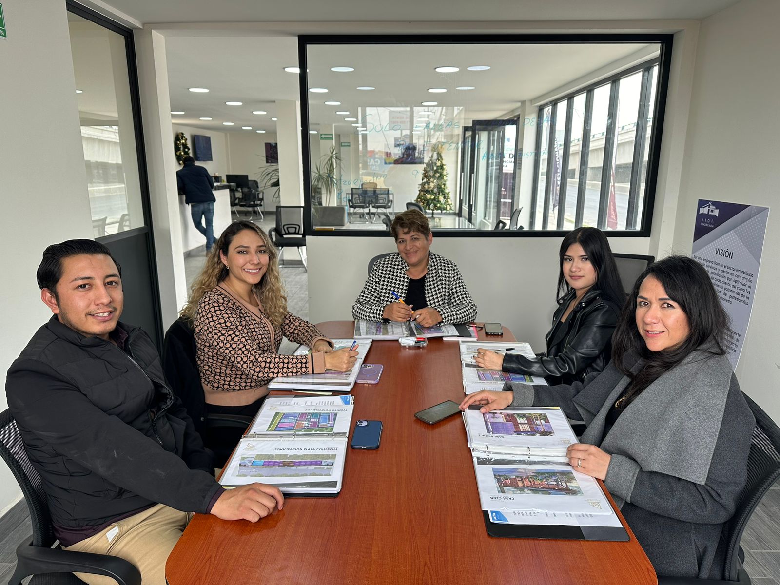 Equipo de Grupo Emel Vida Inmobiliaria trabajando en oficina